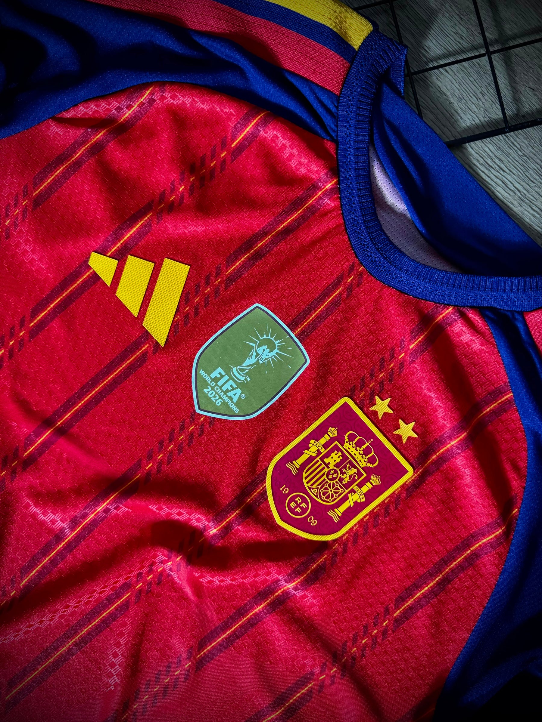 Camisa Espanha Home 2026 Jogador - 2 estrelas + Patch Campeã da Copa do Mundo - Pronta entrega